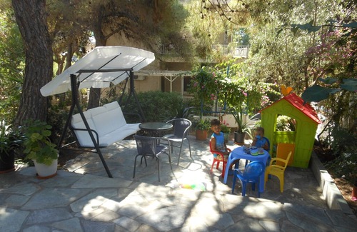 Agia Marina Apartment | Appartementhaus Renate in Agia Marina, 40m² Appartements mit Balkon und Garten