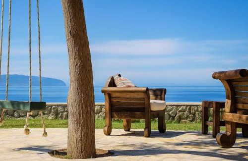 Ratzakli House | Artsy Wooden Cottage