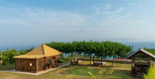Ratzakli House | Artsy Wooden Cottage