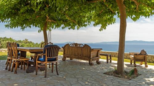 Ratzakli House | Artsy Wooden Cottage