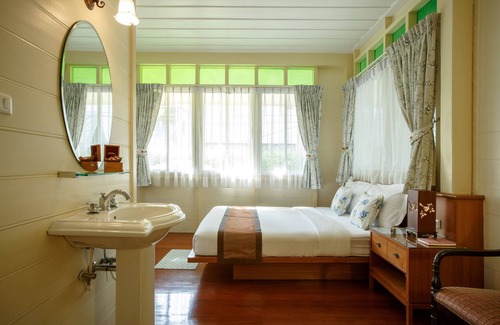 Wat Bowon Niwet Hostel | Baan Dinso