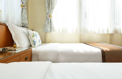 Wat Bowon Niwet Hostel | Baan Dinso