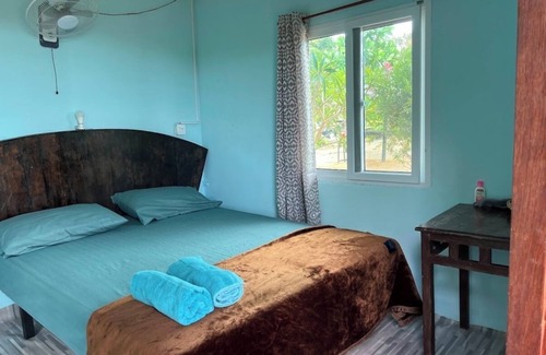 Ko Phaluai Hostel | Baan Plai Laem Homestay