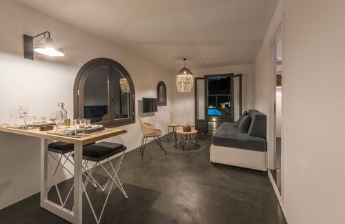 Agios Ioannis Apartment | Black Cactus