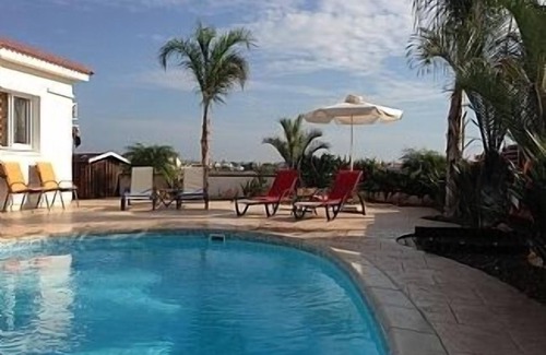 Ayia Thekla House | Bungalow with Private Pool and Garden, Seaside