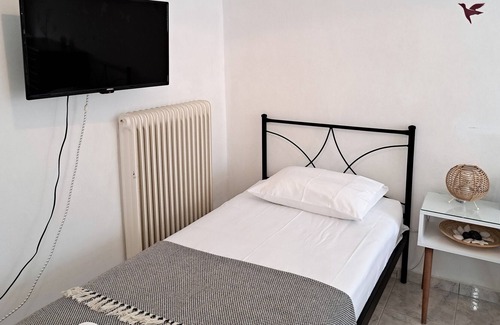 Kiparissia Cottage | Charming two-room studio with garden - 2 min from the center