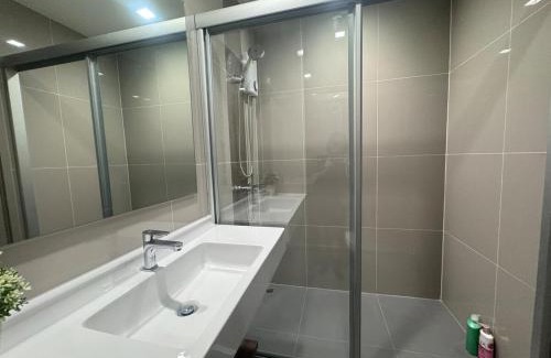 Rama 9 Apartment | City Lights Retreat