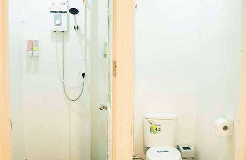 Thanon Phetchaburi Hostel | Comfy Corner Hostel