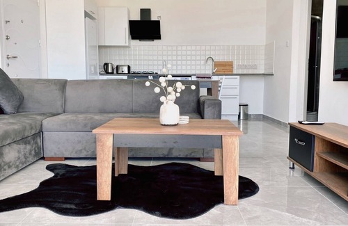 Edremit Apartment | Flat w Shared Pool 2 min to Beach in Kyrenia