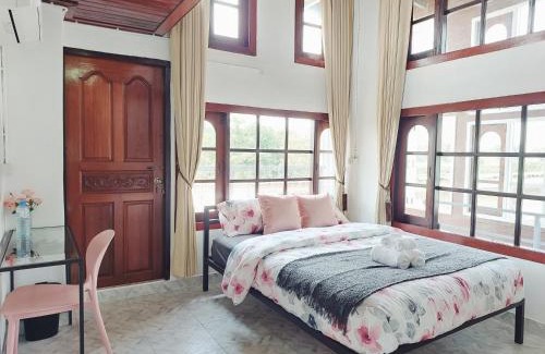 Phu Khao Thong Hostel | Hello Sunshine