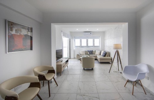 Larnaca City Centre Apartment | Larnaca Finikoudes Suite