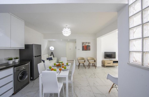 Larnaca City Centre Apartment | Larnaca Finikoudes Suite