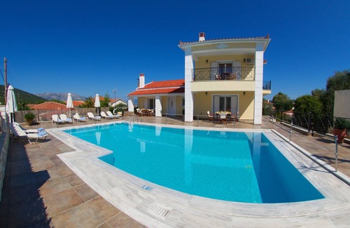 Karavomylos House | Maisonette With Shared Pool, Sea And Mountain Views