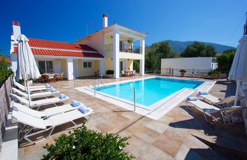 Karavomylos House | Maisonette With Shared Pool, Sea And Mountain Views