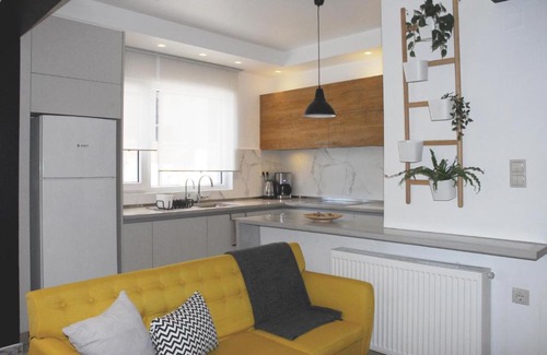 Heraklion Apartment | Modern house with garden and bathroom TV in front of the Venetial Walls