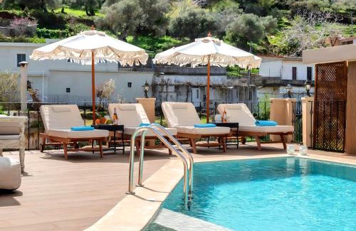 Filaki Villa | Petroktisto Luxury Villa Pool & Heated Jaccuzzi