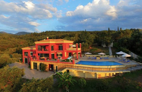 Sfakera House | Red Queen