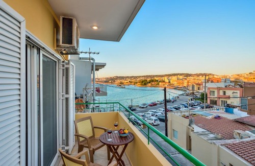 Old Town Apartment | SEASIDE Old venetian harbour 2nd floor