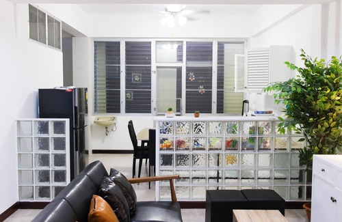 Ratchadaphisek House | Train Night Market to 2min & MRT to 3min, big House, popular restaurants & cafes