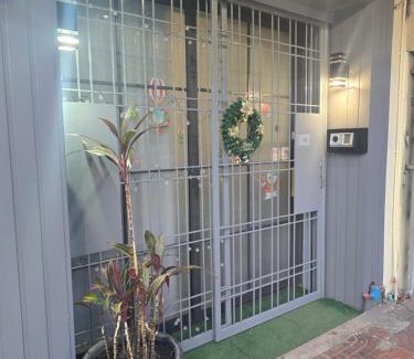 Pom Prap Sattru Phai Hostel | Victory Place