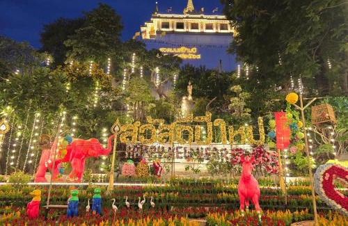 Pom Prap Sattru Phai Hostel | Victory Place