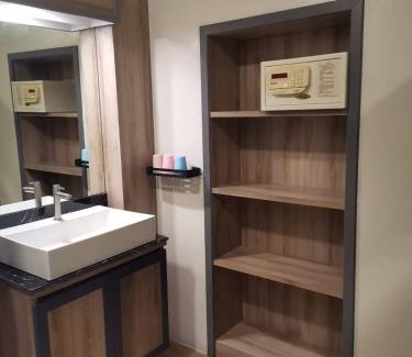 Pom Prap Sattru Phai Hostel | Victory Place