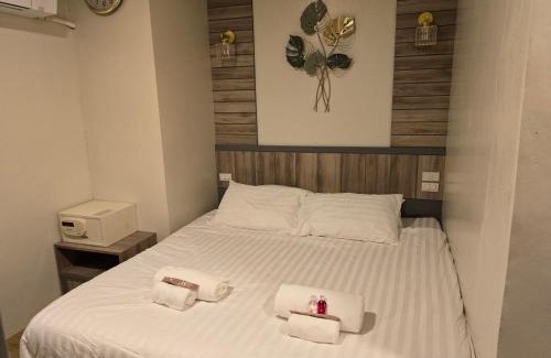 Pom Prap Sattru Phai Hostel | Victory Place