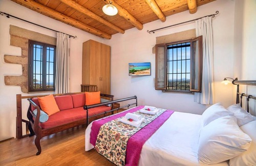 Kastellos House | Villa Veneciana with Heated Pool