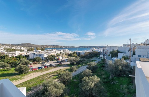 Adamas Apartment | Μπαλκόνι με θέα/Viewtiful balcony