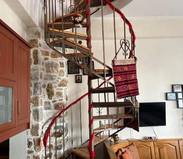 Manikia House | Όμορφο κατάλυμα στην κεντρική πλατεία του χωριού