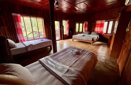 Tham Lot Resort | บ้านชนเผ่าแคมปิ้งแอนด์รีสอร์ท