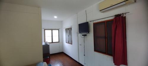 Bung Khong Long House | บ้านตานายาย