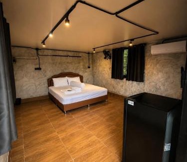 Chumphon Villa | บ้านสวนริมน้ำยางยวนโฮมลอดจ์ พูลวิลล่า