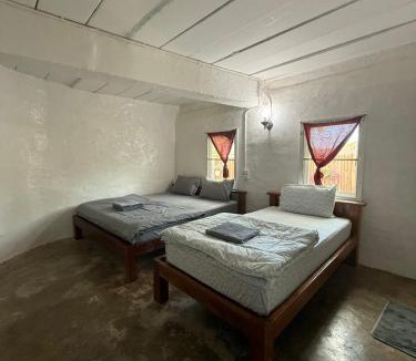 Thong Pha Phum House | บ้านแดง โฮมสเตย์ Baandang Homestay