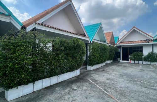 Sam Khok Ski Chalet | เรือนมาลี รีสอร์ท