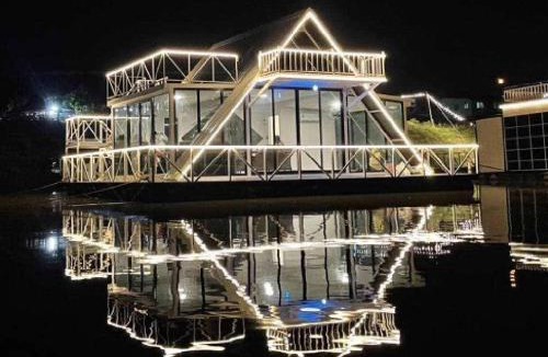 Chaiyo Boat Rental | แพรุ่งธารา ไชโย (Rungtara Houseboats)