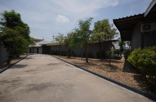Phan Thong Hotel | โรงแรมทูมอร์โรว์แลนด์ อมตะนคร