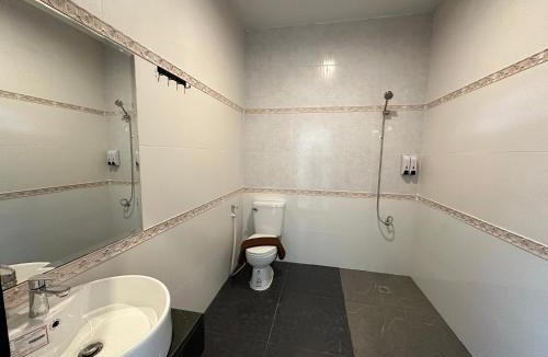 Phan Thong Hotel | โรงแรมทูมอร์โรว์แลนด์ อมตะนคร