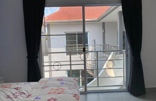 Central Pattaya Villa | 芭提雅中心5卧现代别墅 modern villa
