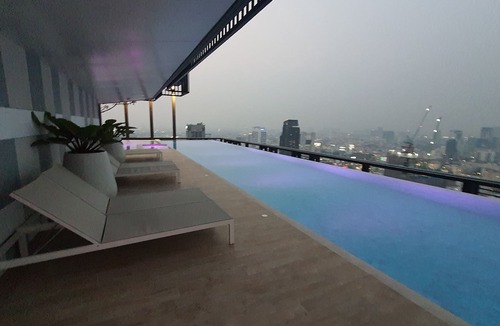 Ratchathewi Condo | 1.5 Bd Heated Pool Sky Kitchen Infinity Pool 10 min to Hospital Mall, Parks
