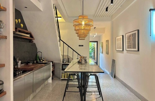 Phra Khanong House | 10 min BTS 1Gbs WIFI NFLIX Full Kitchen HomeCinema