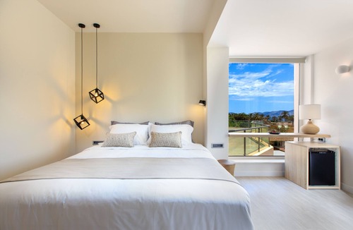 Plepi Hotel | 180 South Seaside Hotel