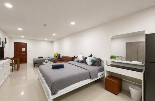 Silom Apartment | 1BR 50sqm Sleeps 4 Near BTS & Nightlife