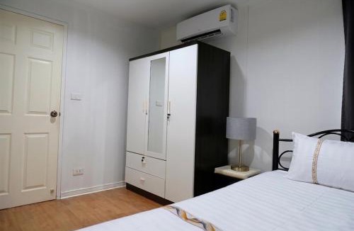 Ramkhamhaeng Apartment | 2-Bedroom Apartment Near The Mall Bangkapi-With Pool and Gym - Fully Equipped Kitchen
