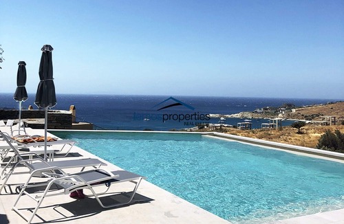 Koundouros House | 2 modern houses with 4 bedrooms, a swimming pool and a sea view