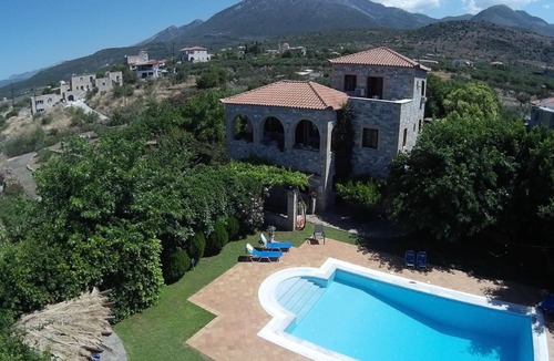 Lefktron House | 215 m² House ∙ 5 bedrooms ∙ 11 guests