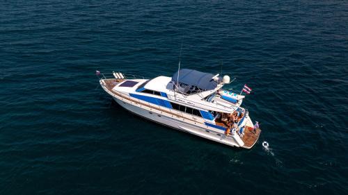 Na Chom Thian Boat Rental | 24-hour island hopping cruise on a yacht