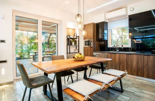Alissos House | 250 m² House ∙ 4 bedrooms ∙ 18 guests