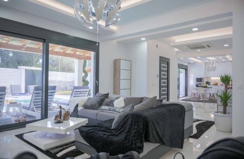 Notos Villa | 250 m² Villa ∙ 5 bedrooms ∙ 12 guests