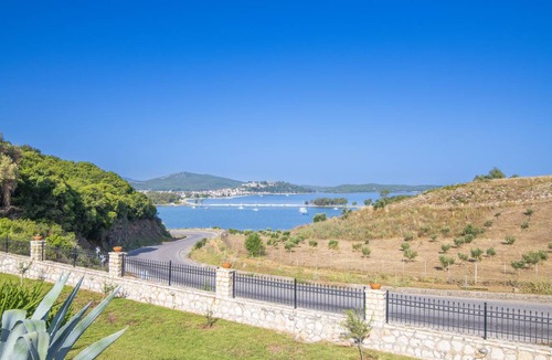 Monastiraki Resort | 280 m² Luxury rental ∙ 5 bedrooms ∙ 10 guests